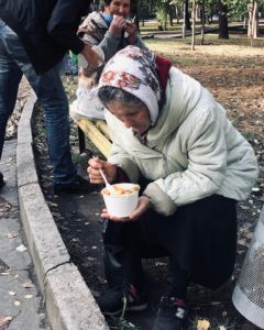 Що нижча температура, то більше людей: мусульманки Запоріжжя годують гарячими обідами знедолених