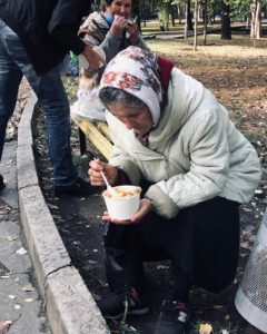 Чем ниже температура, тем больше людей: мусульманки Запорожье кормят горячими обедами обездоленных