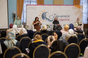 На Міжнародний жіночий форум «Гармонія і розвиток» в Києві зібралося більше ста учасниць зі всієї країни.