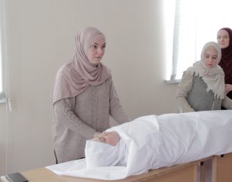 Необхідні знання для мусульманок: тренінг з обмивання небіжчиць провели в ІКЦ Києва
